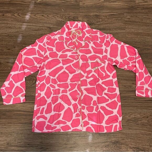 Victoria’s Secret Giraffe Print Long Sleeve Button Down Pajama Shirt Pink sz XS - Picture 2 of 12